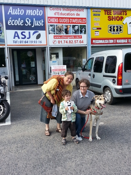 Madame Lasserre et son chien Gingko, mon petit-fils Xavier et moi-même devant le CIE