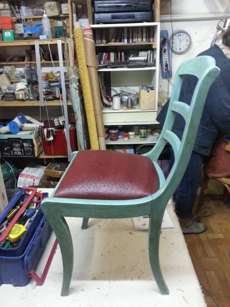 La chaise à réparer sur le plan de travail