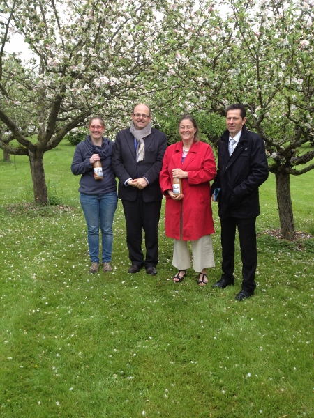 Monsieur HEGE (Directeur de l'AEDE), Monsieur GOLDSCHMIDT (Directeur du Domaine Emmanuel), Emmanuelle et moi avec des bouteilles de délicieux jus de pomme BIO !
