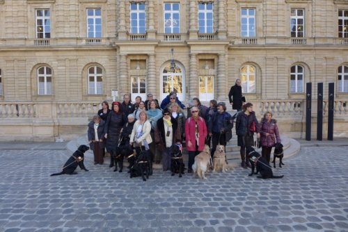 Les visiteurs sur le perron du Palais du Luxembourg