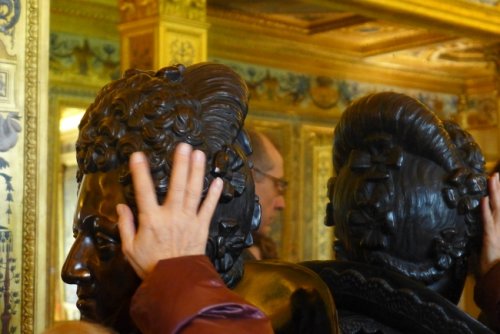 Le buste de Marie de Médicis, ordinairement interdit aux visiteurs, est exceptionnellement montré de manière tactile aux visiteurs