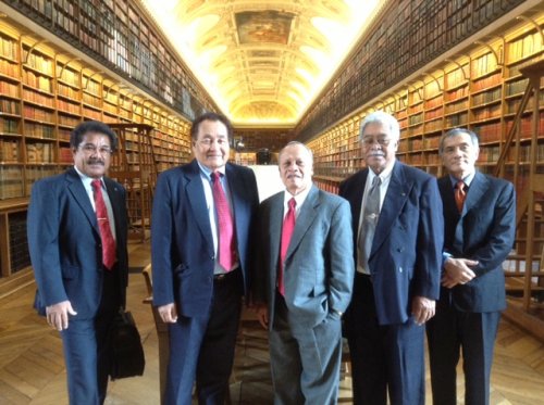 La délégation micronésienne dans la bibliothèque du Sénat