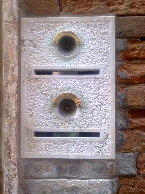 Boites à lettres privées dans les rues de Venise ; photo HL