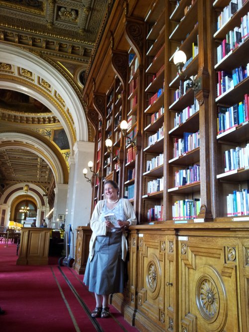 Hélène Lipietz dans la bibliothèque