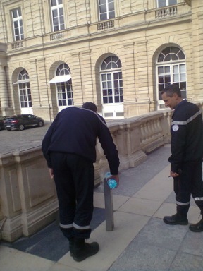 La sécurité incendie au Sénat en action, grâce à une bouteille d'eau en provenance de la buvette