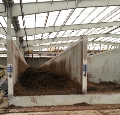 Dans l'entrepôt, le compost subit différentes phases de traitement