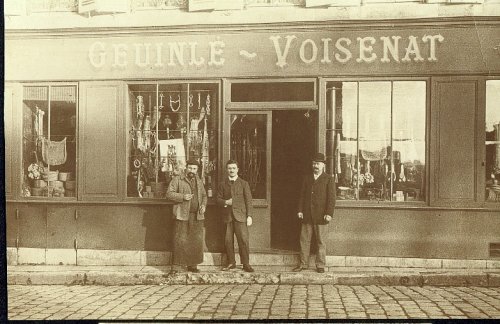 A droite mon arrière-grand-père, au centre mon grand-père, à gauche leur commis, devant le magasin de la rue de Paris